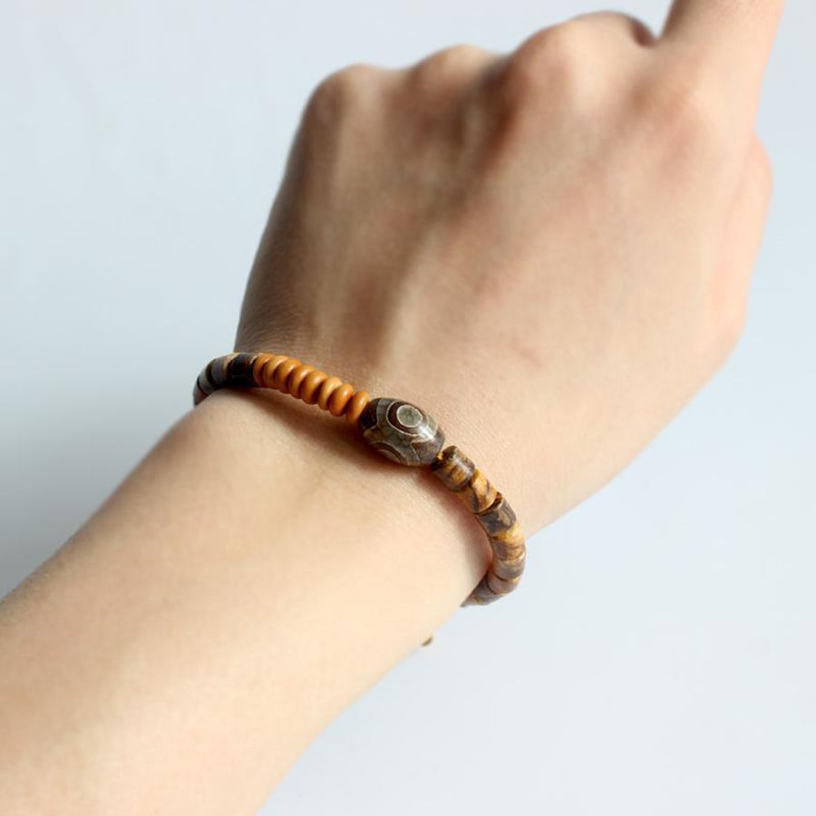Tibetan bracelet in natural wood beads | Bracelet | Bracelets, OCU1, Tibetan, wood beads | Guided Meditation